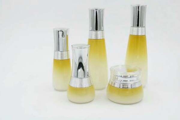 玻璃瓶定製包（bāo）裝在各大行業發揮了重要（yào）作用