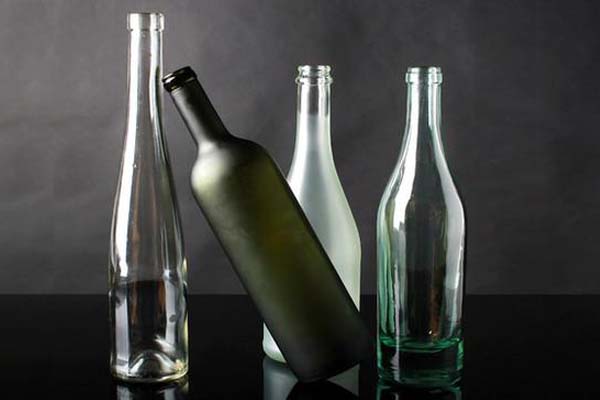 選用玻璃酒瓶（píng）裝紅酒更安全